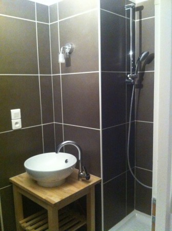 Salle de douche dans chambre 4