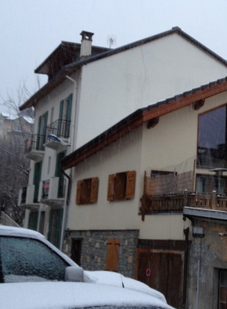 Vue de la Villa Claire façade blanche volet vert